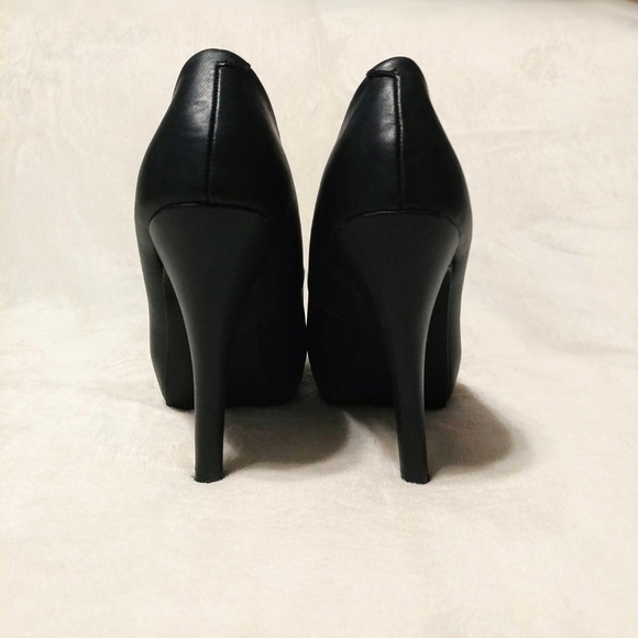 ๐ Olsenboye Black Stilettos w/ Gold Studs ๐ - Picture 4 of 6